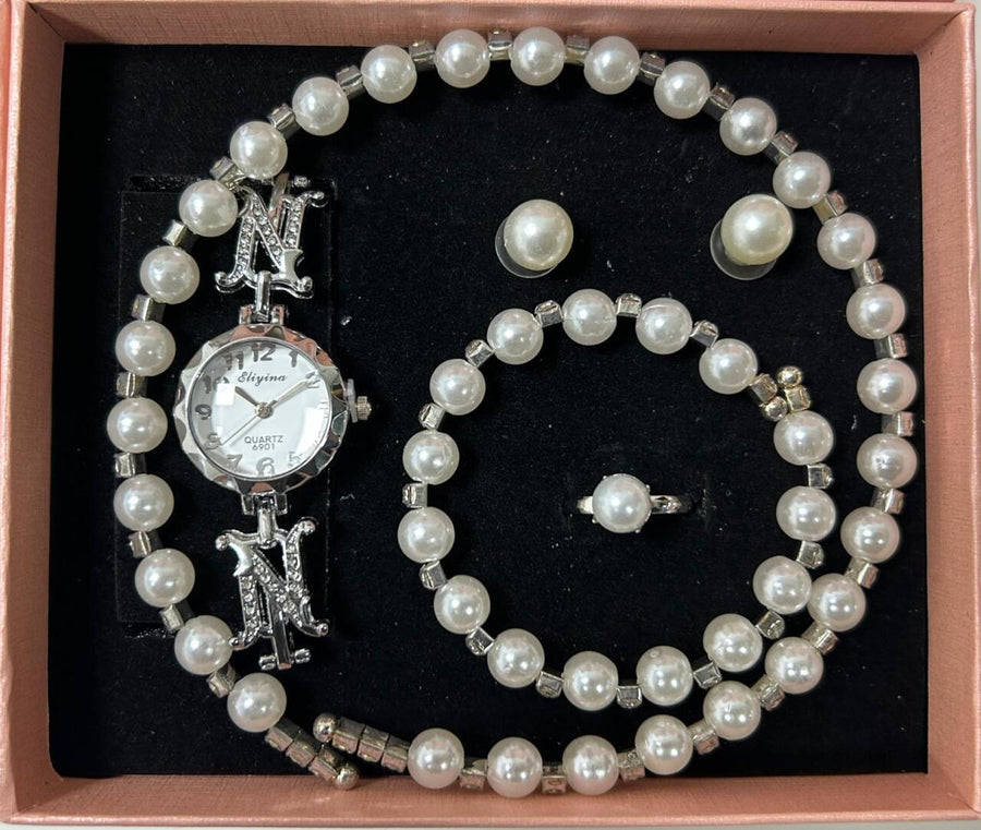 Conjunto de joyas plateado con perlas aleatorio.