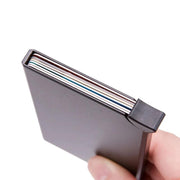 Tarjetero de metal compacto y resistente