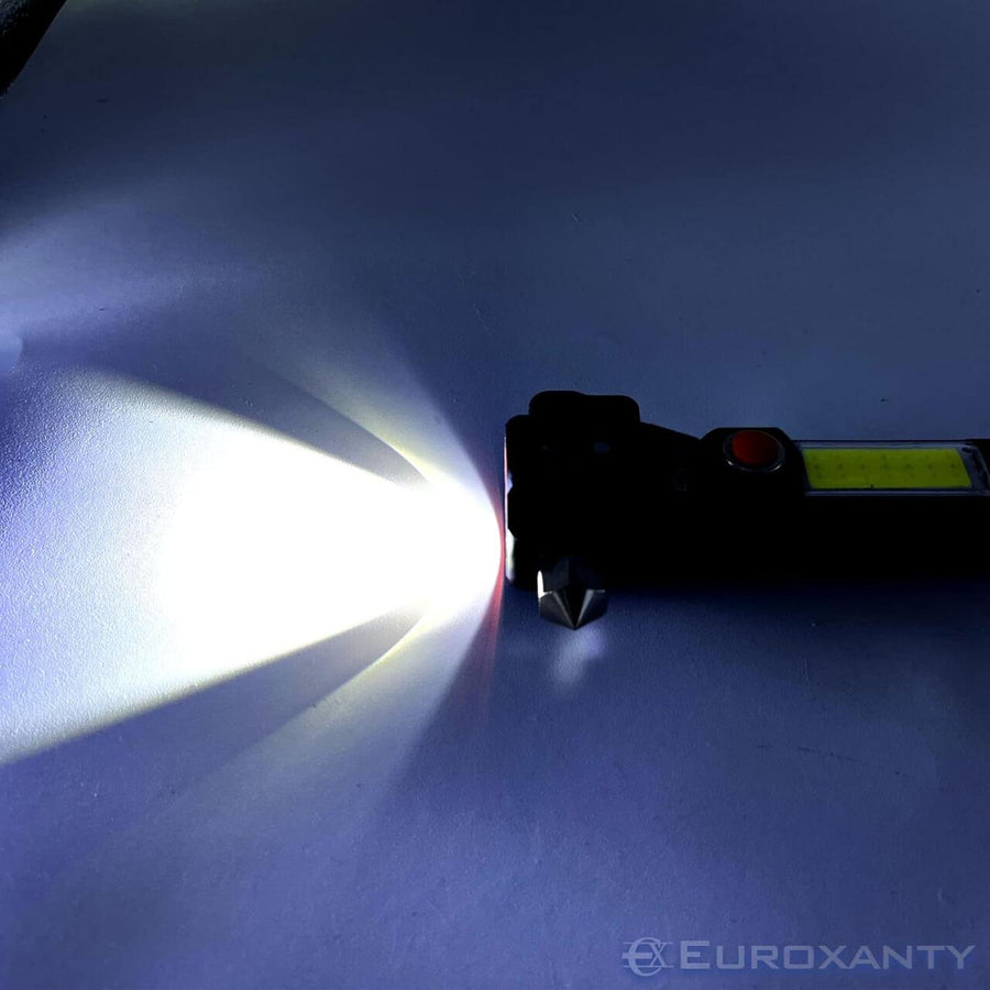 Linterna táctica LED potente y compacta