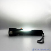Linterna táctica LED potente y compacta