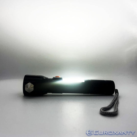 Linterna táctica LED potente y compacta